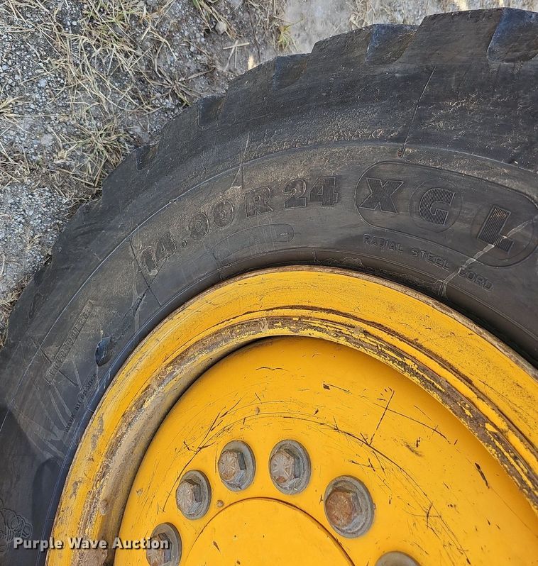 image for item DQ1142 2010 John Deere 672G  motor grader