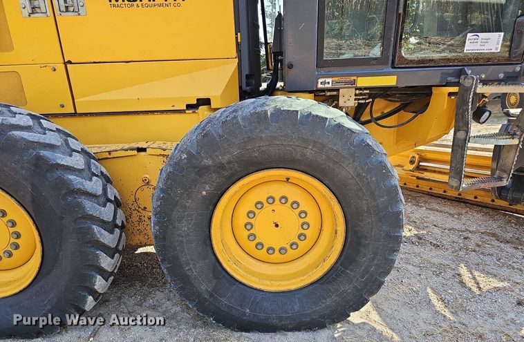 image for item DQ1142 2010 John Deere 672G  motor grader