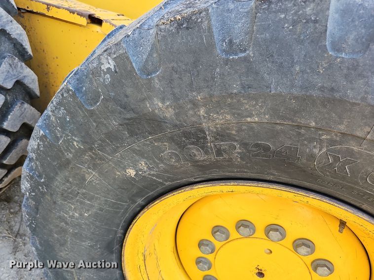 image for item DQ1142 2010 John Deere 672G  motor grader