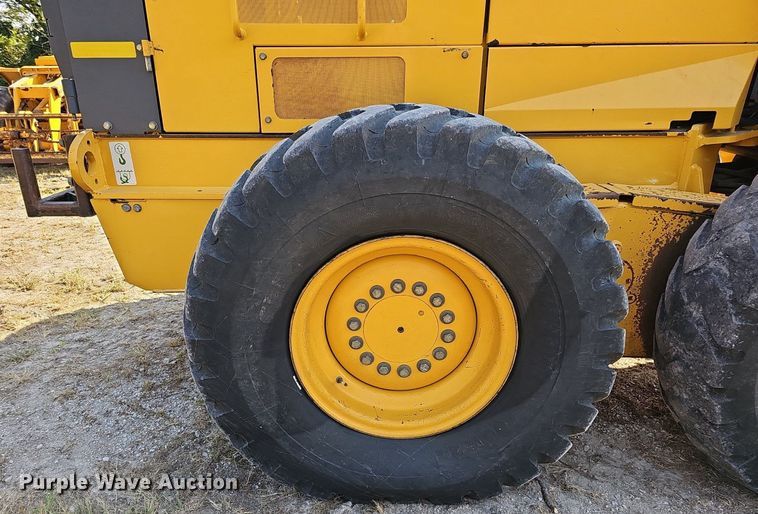 image for item DQ1142 2010 John Deere 672G  motor grader