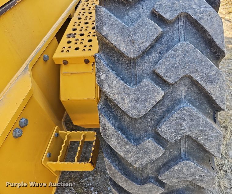 image for item DQ1142 2010 John Deere 672G  motor grader