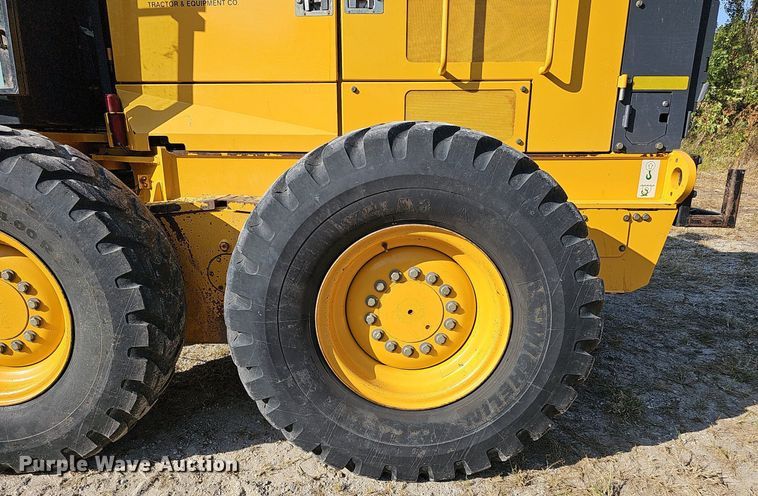 image for item DQ1142 2010 John Deere 672G  motor grader