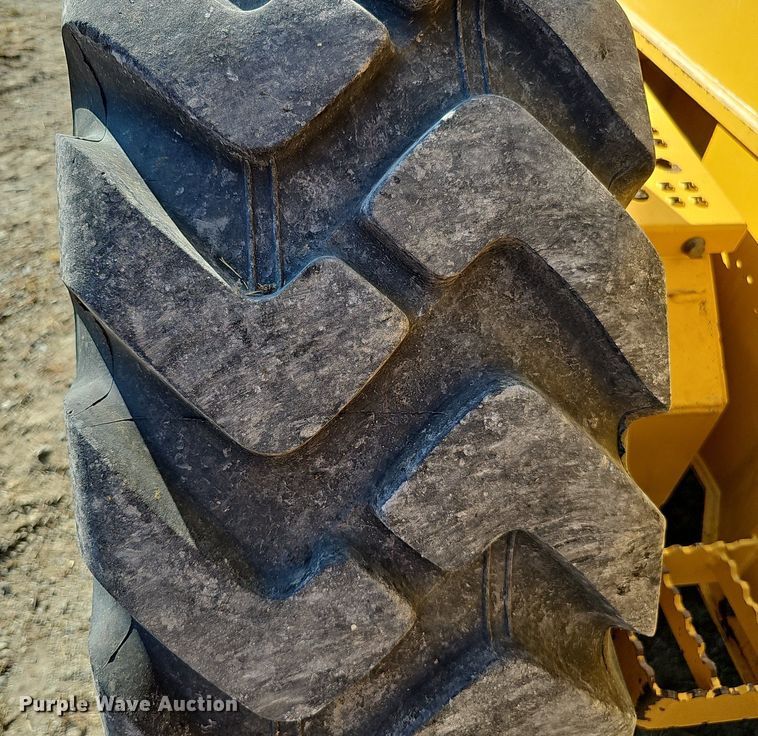 image for item DQ1142 2010 John Deere 672G  motor grader