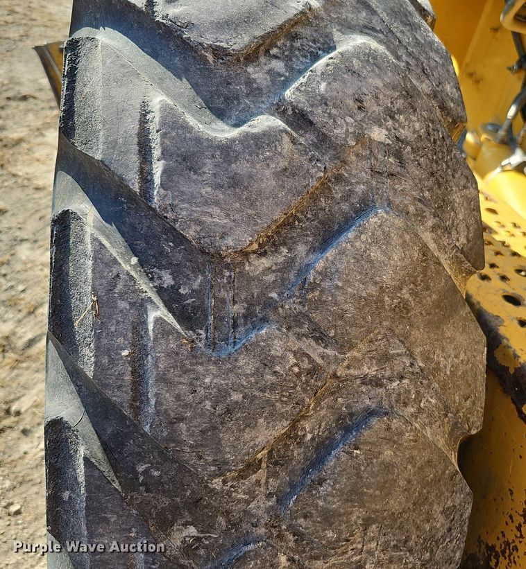 image for item DQ1142 2010 John Deere 672G  motor grader