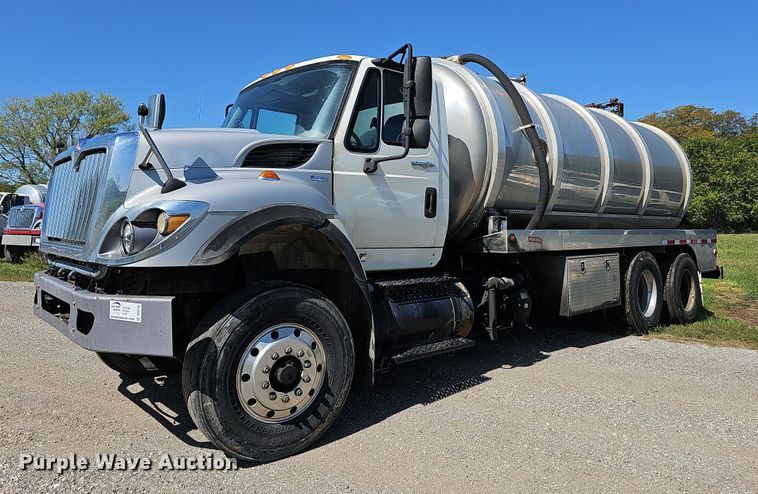 image for item DR5760 2009 International WorkStar 7600  vacuum truck
