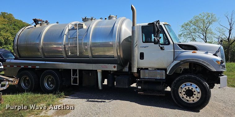 image for item DR5760 2009 International WorkStar 7600  vacuum truck