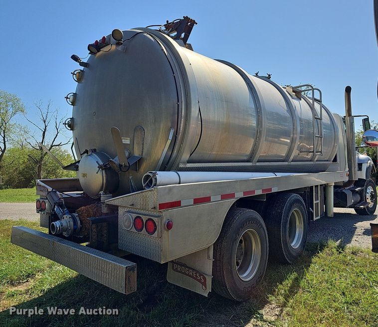 image for item DR5760 2009 International WorkStar 7600  vacuum truck