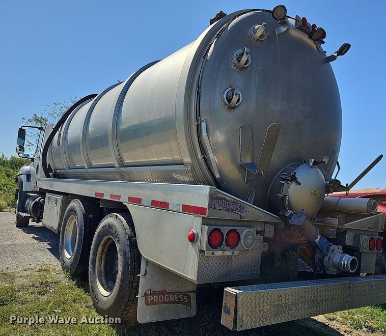 image for item DR5760 2009 International WorkStar 7600  vacuum truck