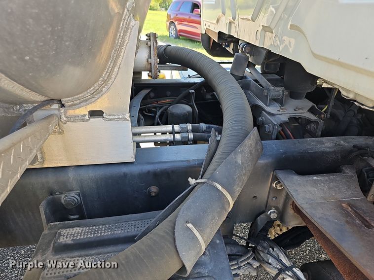 image for item DR5760 2009 International WorkStar 7600  vacuum truck