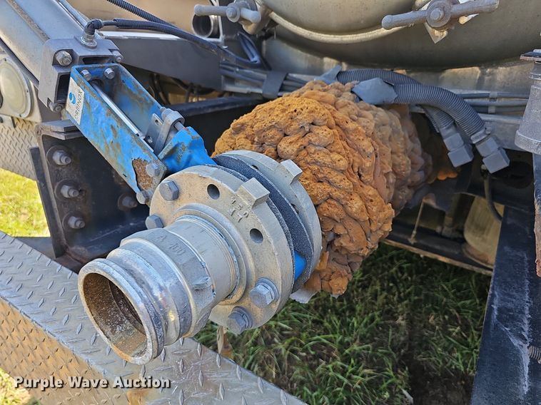 image for item DR5760 2009 International WorkStar 7600  vacuum truck