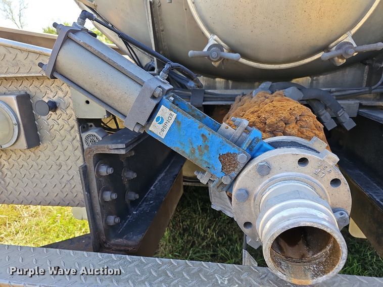 image for item DR5760 2009 International WorkStar 7600  vacuum truck