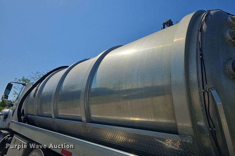 image for item DR5760 2009 International WorkStar 7600  vacuum truck