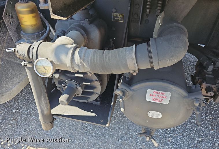 image for item DR5760 2009 International WorkStar 7600  vacuum truck