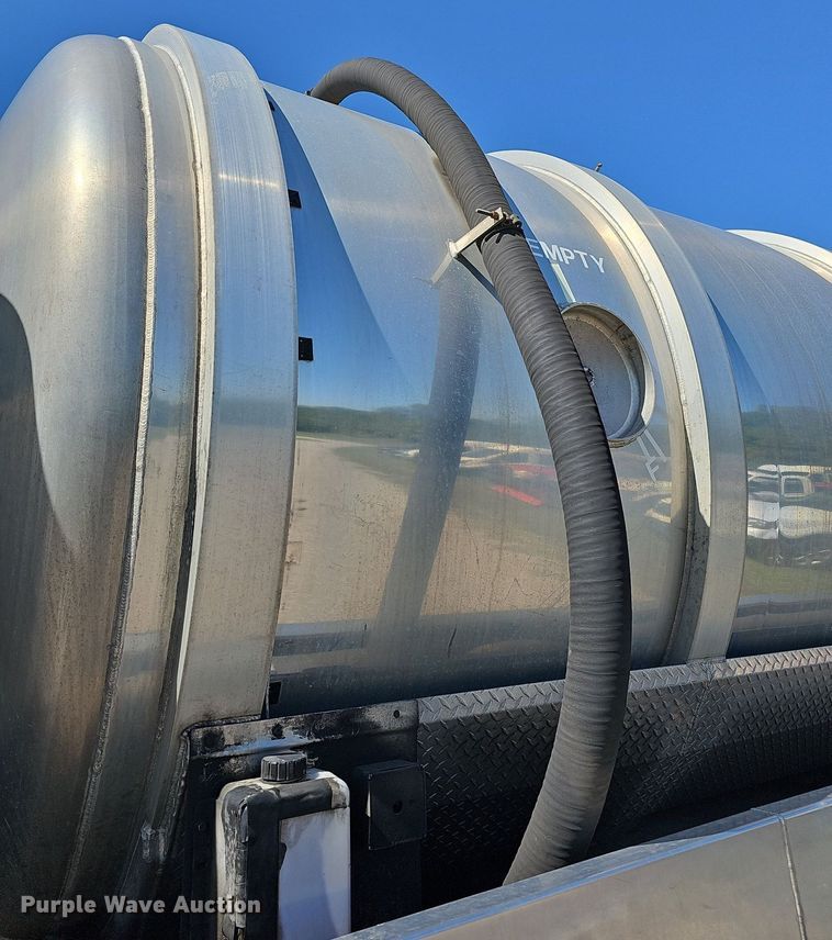 image for item DR5760 2009 International WorkStar 7600  vacuum truck