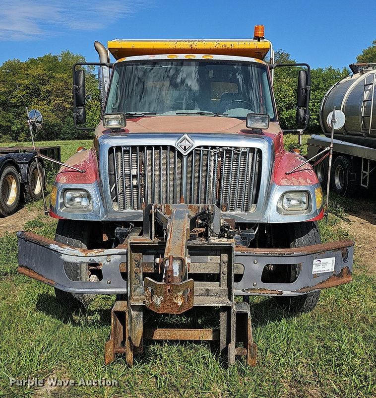image for item DR5761 2005 International 7300  dump truck
