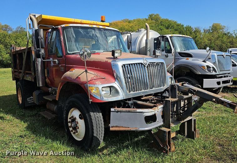 image for item DR5761 2005 International 7300  dump truck
