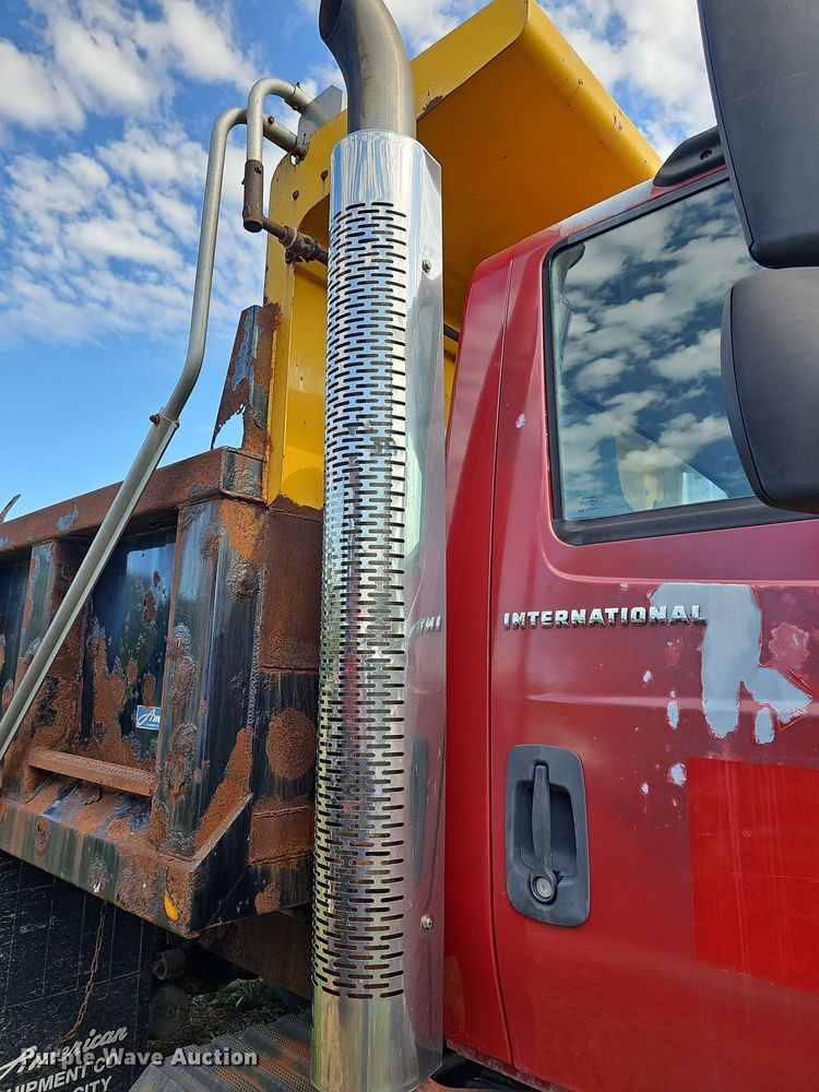 image for item DR5761 2005 International 7300  dump truck