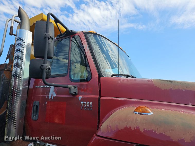 image for item DR5761 2005 International 7300  dump truck