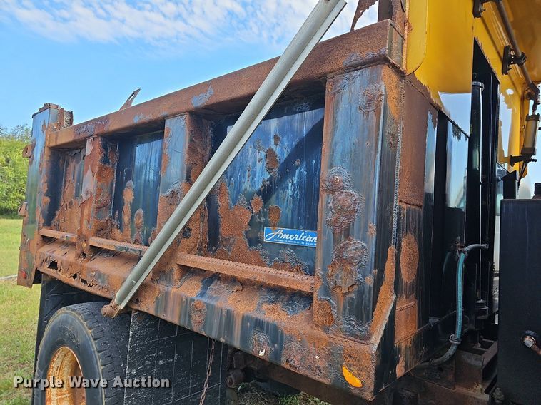 image for item DR5761 2005 International 7300  dump truck