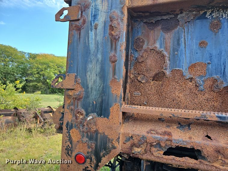 image for item DR5761 2005 International 7300  dump truck