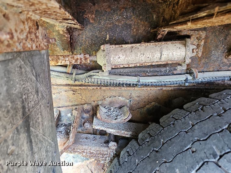 image for item DR5761 2005 International 7300  dump truck