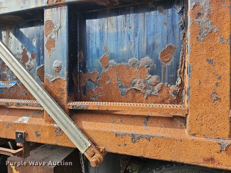 image for item DR5761 2005 International 7300  dump truck