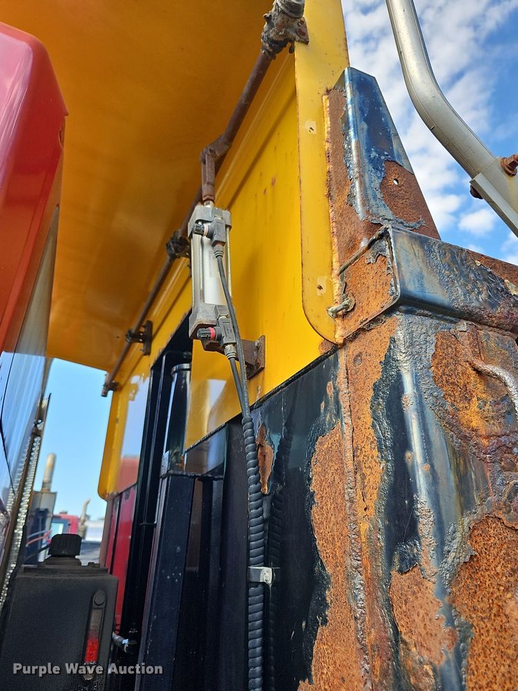 image for item DR5761 2005 International 7300  dump truck