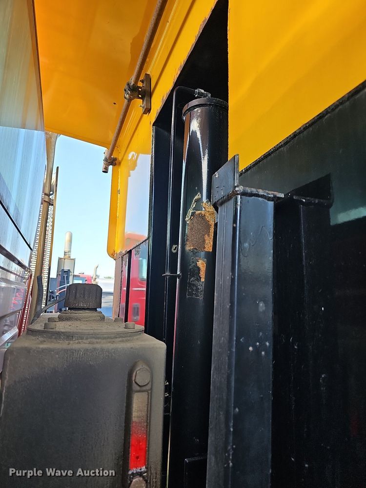 image for item DR5761 2005 International 7300  dump truck