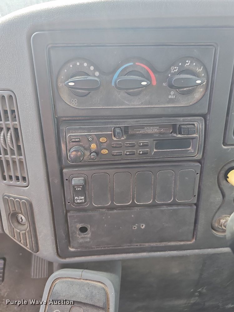 image for item DR5761 2005 International 7300  dump truck