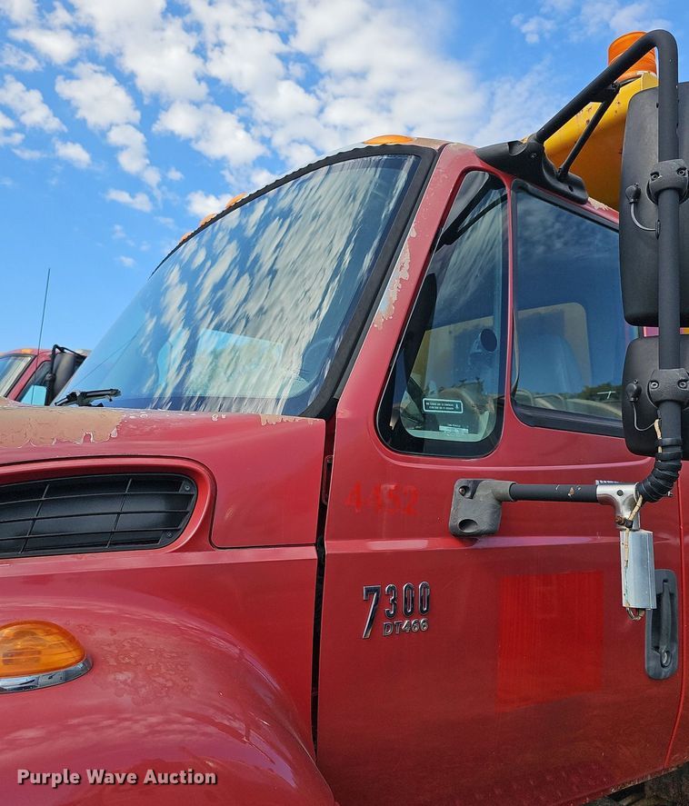 image for item DR5761 2005 International 7300  dump truck