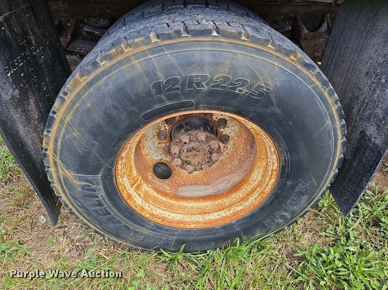 image for item DR5761 2005 International 7300  dump truck