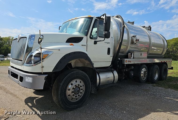 image for item DR5764 2014 International Work Star 7600  vacuum truck