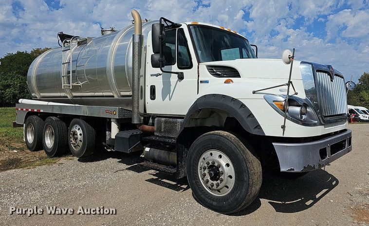 image for item DR5764 2014 International Work Star 7600  vacuum truck