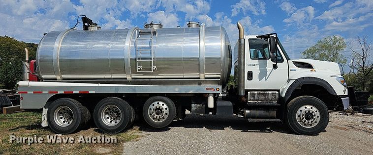 image for item DR5764 2014 International Work Star 7600  vacuum truck
