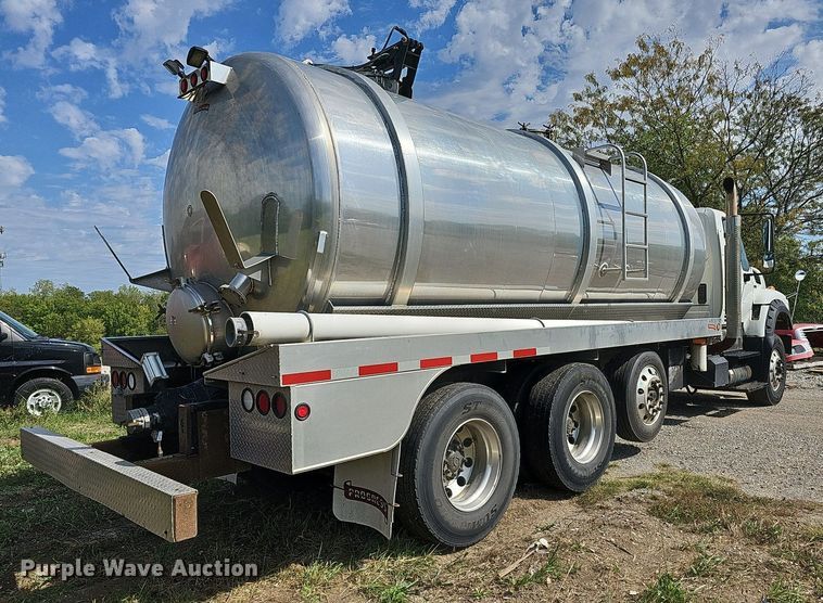 image for item DR5764 2014 International Work Star 7600  vacuum truck