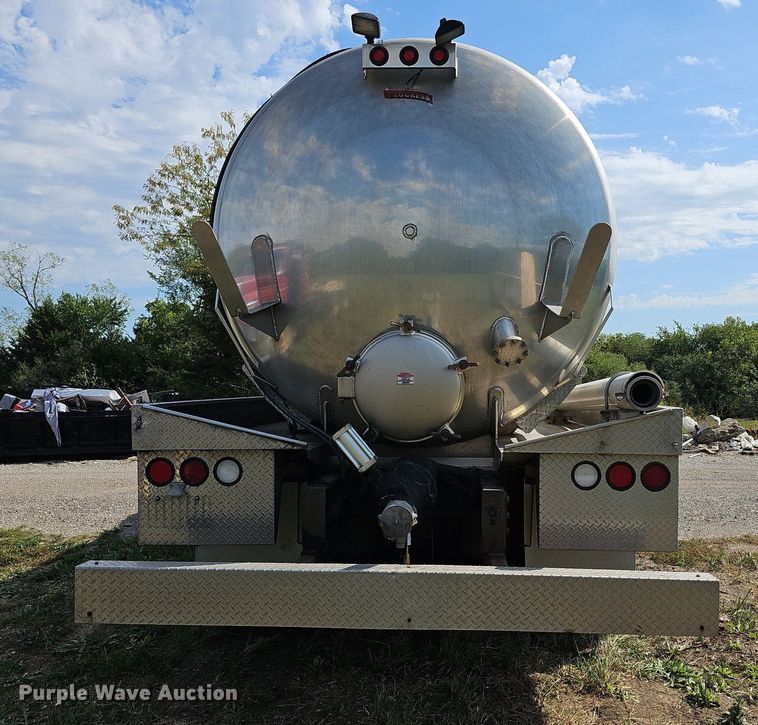 image for item DR5764 2014 International Work Star 7600  vacuum truck