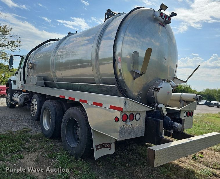 image for item DR5764 2014 International Work Star 7600  vacuum truck