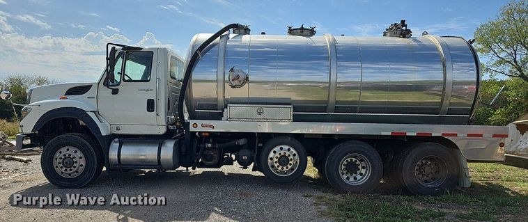 image for item DR5764 2014 International Work Star 7600  vacuum truck