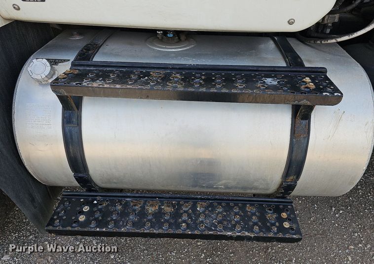 image for item DR5764 2014 International Work Star 7600  vacuum truck