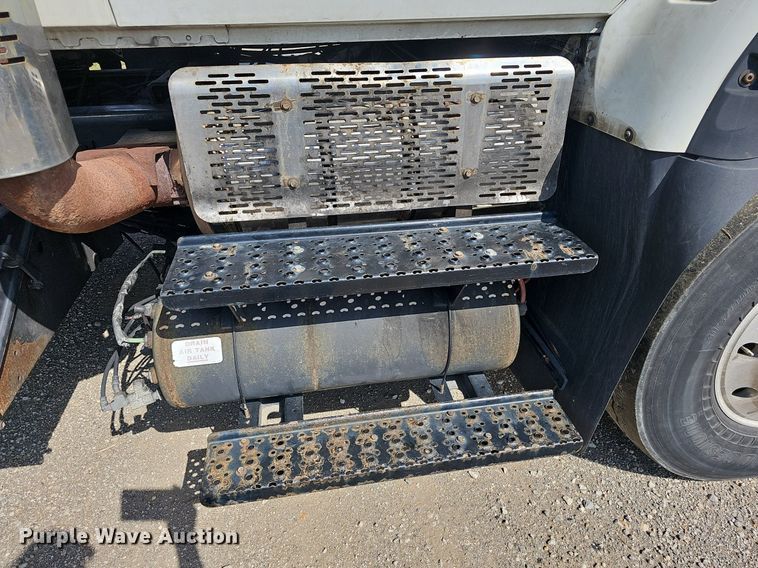 image for item DR5764 2014 International Work Star 7600  vacuum truck