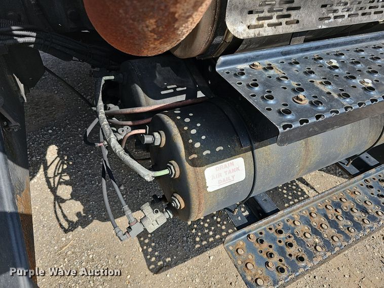 image for item DR5764 2014 International Work Star 7600  vacuum truck