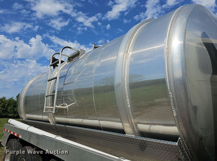 image for item DR5764 2014 International Work Star 7600  vacuum truck