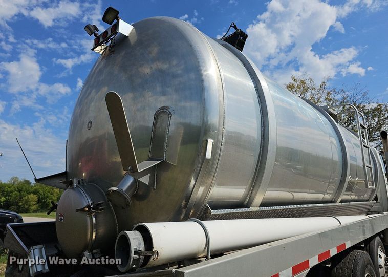 image for item DR5764 2014 International Work Star 7600  vacuum truck