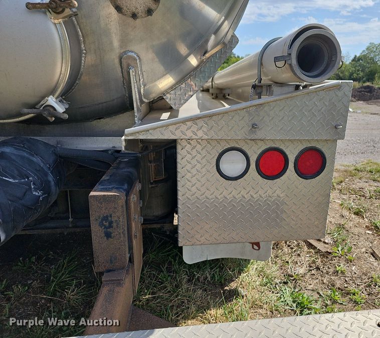 image for item DR5764 2014 International Work Star 7600  vacuum truck