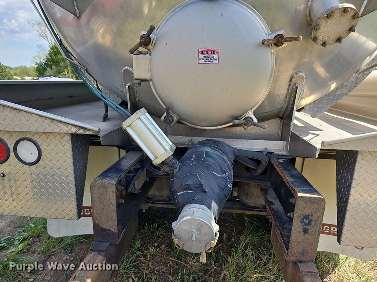 image for item DR5764 2014 International Work Star 7600  vacuum truck