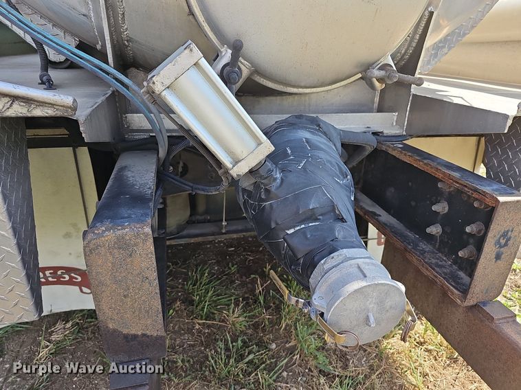 image for item DR5764 2014 International Work Star 7600  vacuum truck