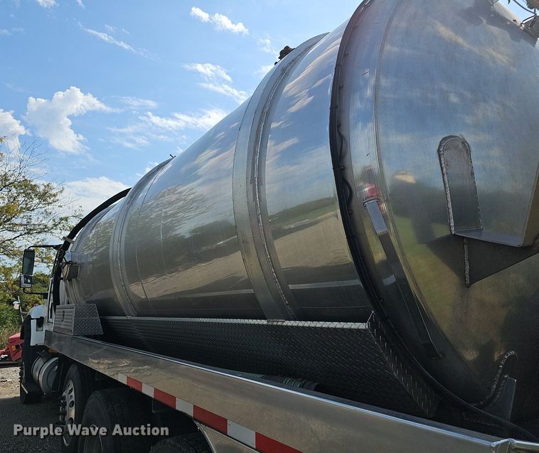 image for item DR5764 2014 International Work Star 7600  vacuum truck