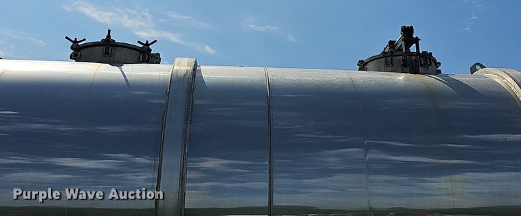 image for item DR5764 2014 International Work Star 7600  vacuum truck