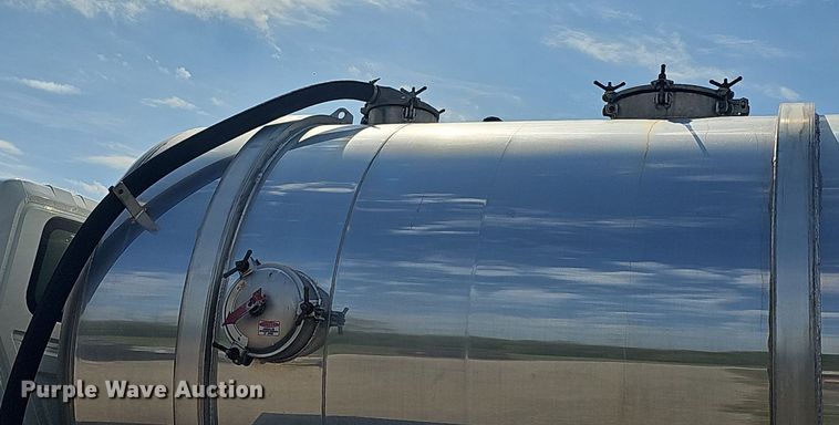 image for item DR5764 2014 International Work Star 7600  vacuum truck