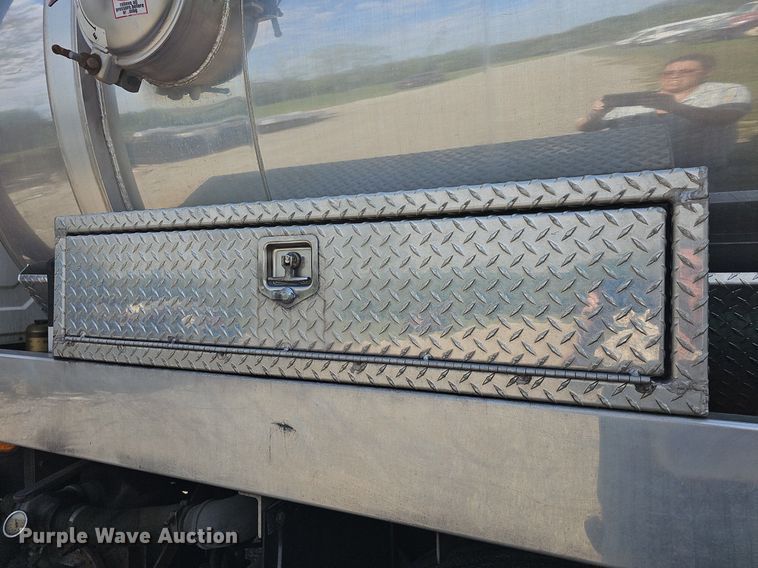 image for item DR5764 2014 International Work Star 7600  vacuum truck